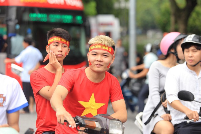 Người hâm mộ cả nước náo nức cổ vũ Olympic Việt Nam - Ảnh 12.