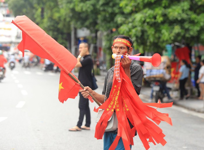 Người hâm mộ cả nước náo nức cổ vũ Olympic Việt Nam - Ảnh 13.