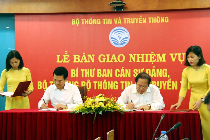 Ông Nguyễn Mạnh Hùng và ông Trương Minh Tuấn ký bàn giao nhiệm vụ - Ảnh 1.