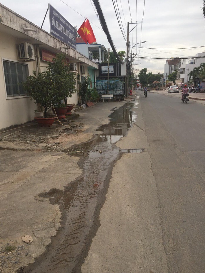 TP HCM: Dân bức xúc vì nước thải chảy tràn mặt đường - Ảnh 2.