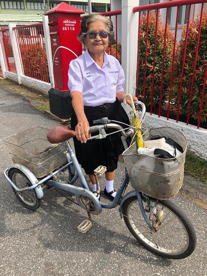 Cụ bà 84 tuổi bận đồng phục đạp xe đi thi lớp 6 - Ảnh 1.