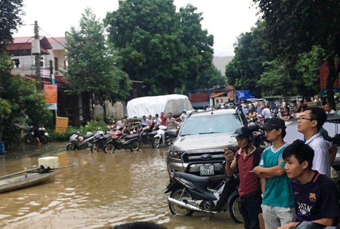 Lũ xô đổ cầu treo, nước ngập lên tới nóc nhà - Ảnh 5.