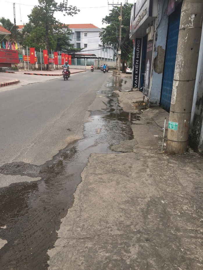 TP HCM: Dân bức xúc vì nước thải chảy tràn mặt đường - Ảnh 1.