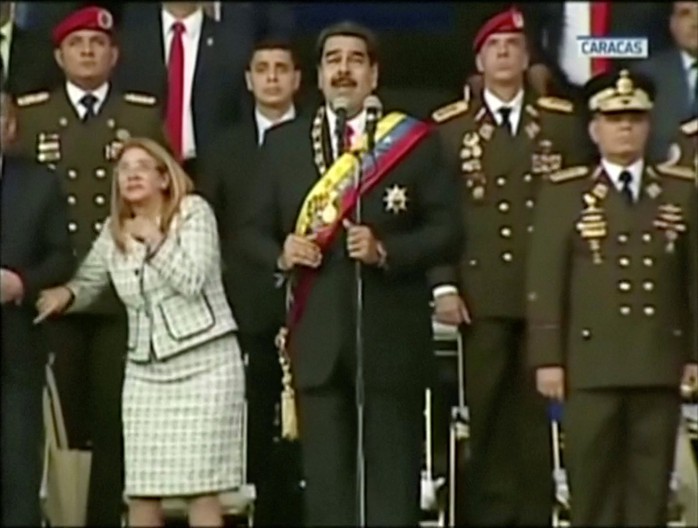 Tổng thống Venezuela Maduro thoát ám sát giữa bài phát biểu - Ảnh 4.