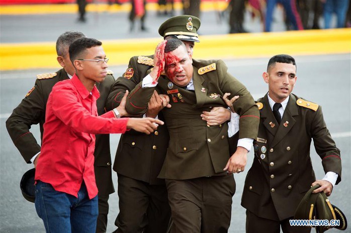 Cận cảnh vệ sĩ bung tấm chống đạn cứu ông Maduro thoát ám sát - Ảnh 2.