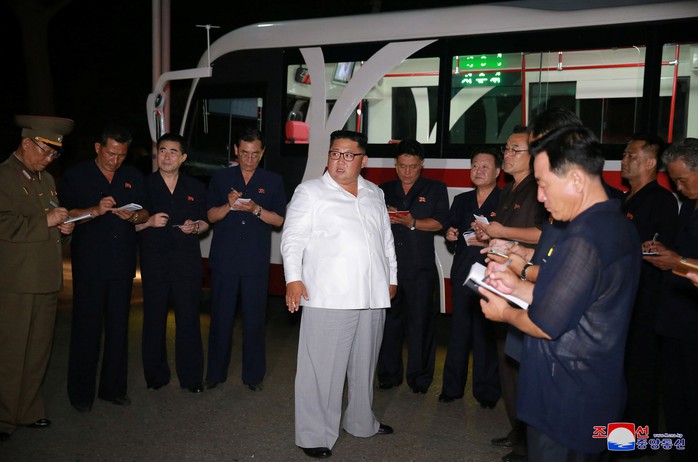 Chuyến thị sát nhiều nụ cười của ông Kim Jong-un - Ảnh 2.