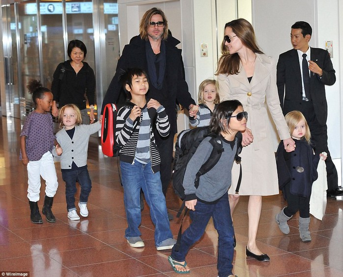 Lùm xùm cuộc chiến giành con của Angelina Jolie - Brad Pitt - Ảnh 2.