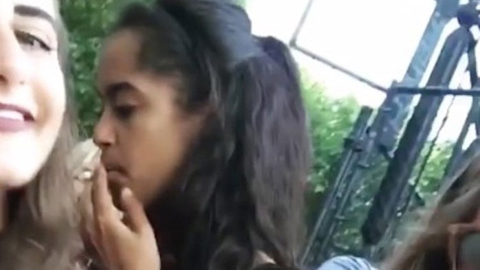 Con gái ông Obama bị bắt gặp hút thuốc nơi công cộng - Ảnh 3.