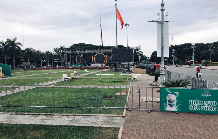 Dân bức xúc vì quảng trường tỉnh bị dựng hàng rào tổ chức sự kiện - Ảnh 1.
