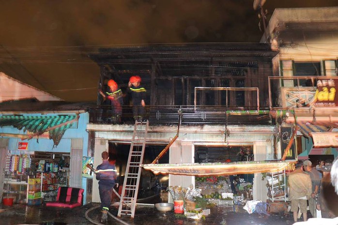 Cháy rụi 2 căn nhà gần ga tàu trong đêm ở Đà Lạt - Ảnh 1.