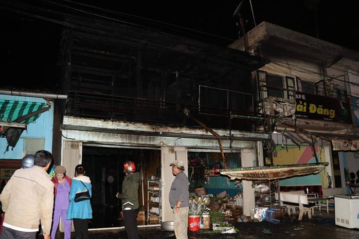 Cháy rụi 2 căn nhà gần ga tàu trong đêm ở Đà Lạt - Ảnh 2.