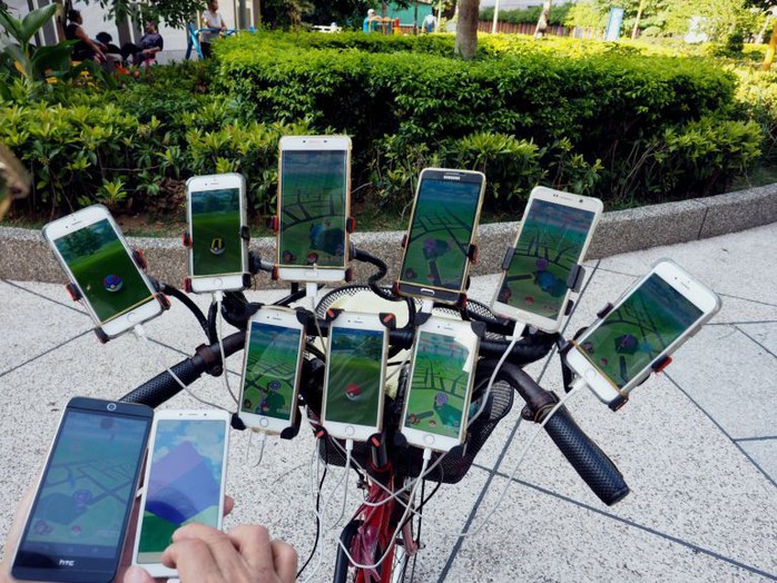Cụ ông 70 tuổi gắn 11 điện thoại vào xe đạp để chơi Pokemon Go - Ảnh 4.