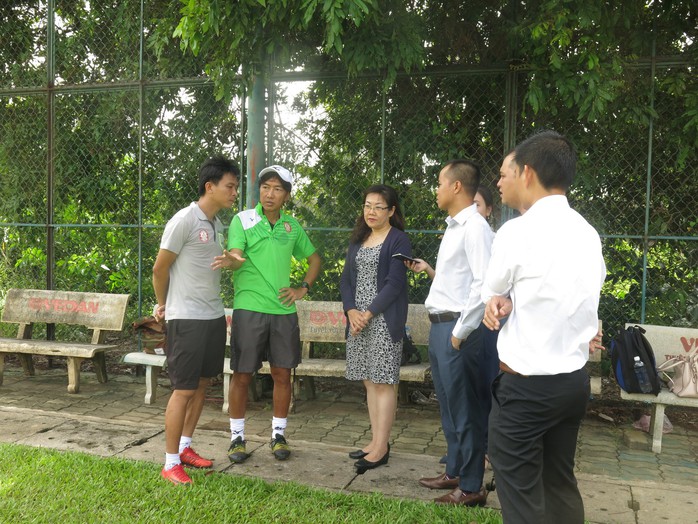HLV Miura cùng học trò Phi Sơn đi học dinh dưỡng - Ảnh 1.