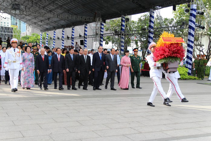 Lãnh đạo TP HCM dâng hương Chủ tịch Hồ Chí Minh - Ảnh 1.