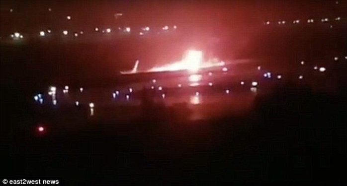 Nga: Máy bay trượt khỏi đường băng, bốc cháy dữ dội - Ảnh 2.