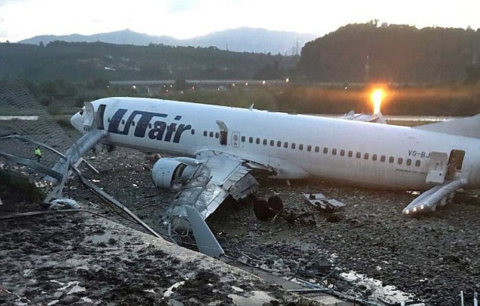 Nga: Máy bay trượt khỏi đường băng, bốc cháy dữ dội - Ảnh 3.