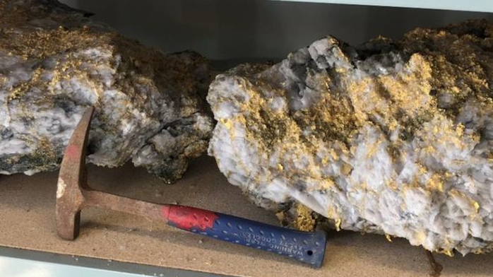 Phát hiện 2 tảng đá lẫn vàng trị giá 11 triệu USD - Ảnh 2.
