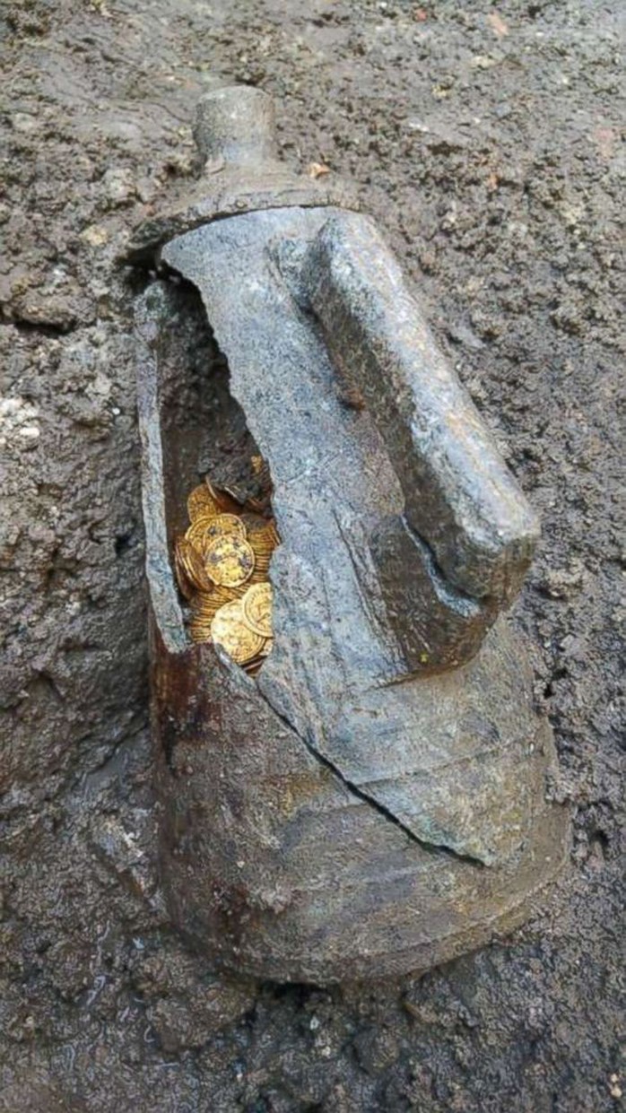 Discovered 2 rocks mixed with gold worth 11 million USD - Photo 4.