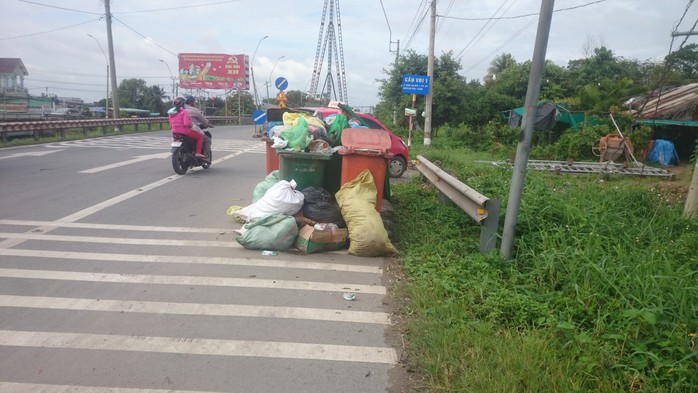 Gom trúng rác độc hại 3 công nhân công trình đô thị cấp cứu - Ảnh 1.