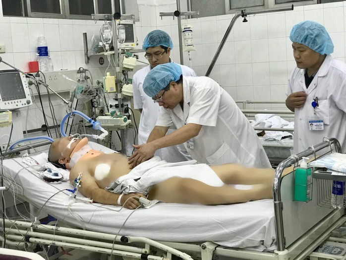 Vụ tai nạn 13 người chết ở Lai Châu: Chuyển 3 nạn nhân về Hà Nội chữa trị - Ảnh 1.
