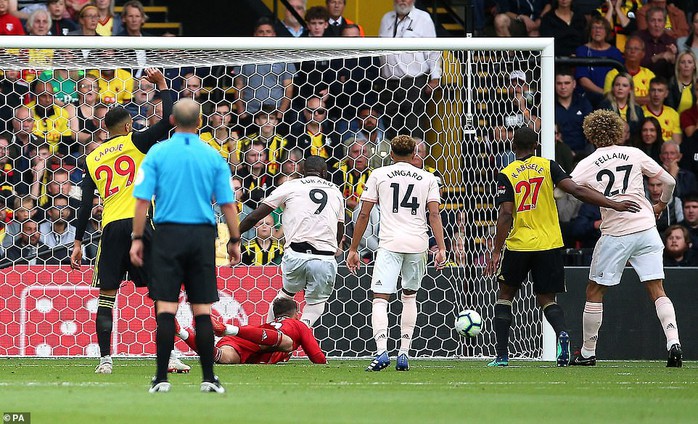 Smalling ghi bàn dị, Man United quật ngã hiện tượng Watford - Ảnh 4.