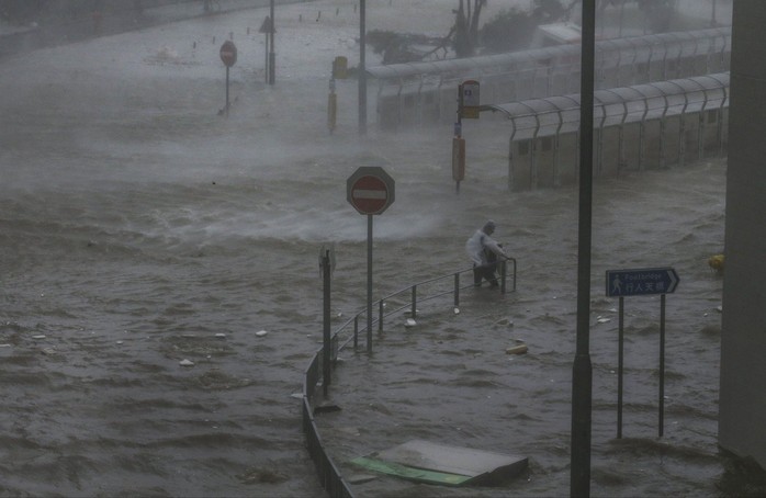 Bão Mangkhut đổ bộ Trung Quốc, 2,45 triệu người đi trốn - Ảnh 10.