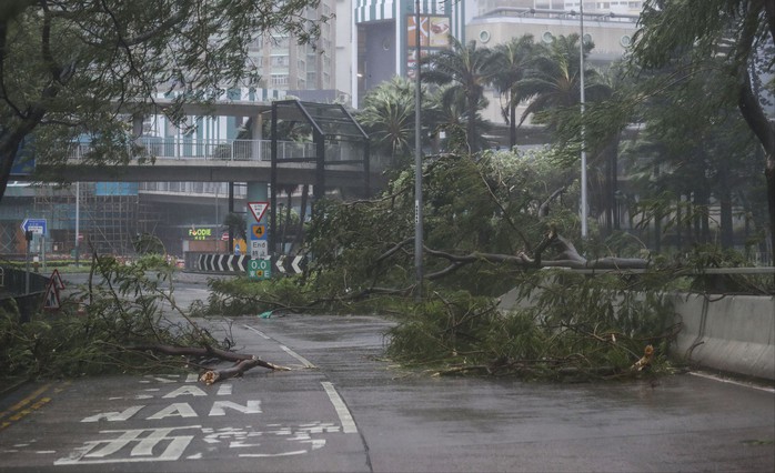 Bão Mangkhut đổ bộ Trung Quốc, 2,45 triệu người đi trốn - Ảnh 6.