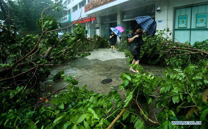 Trung Quốc chống chọi bão Mangkhut, 2 người thiệt mạng - Ảnh 2.