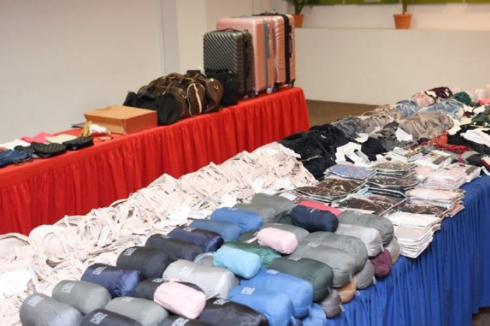 Singapore bắt 4 người Việt trộm cắp quần áo - Ảnh 1.