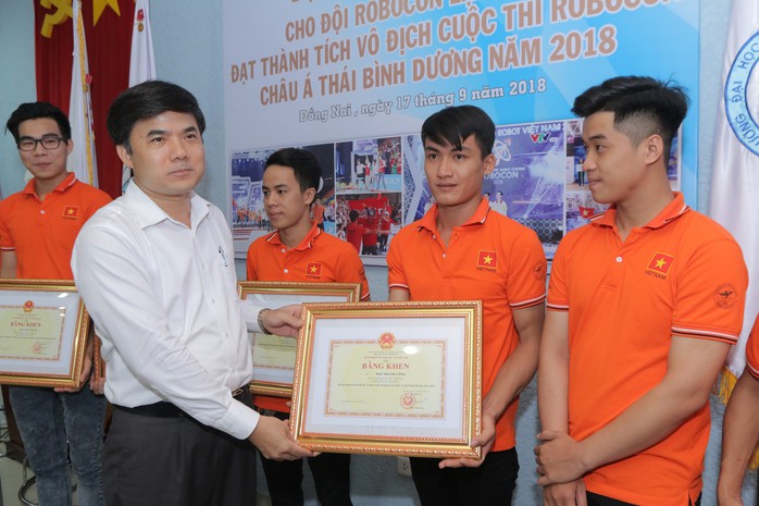 Bộ GD-ĐT vinh danh nhà vô địch Robocon ABU 2018 - Ảnh 1.