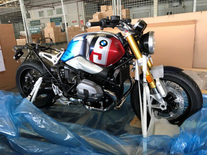 BMW R nineT Spezial và K1600 Grand America bất ngờ xuất hiện tại sân bay Tân Sơn Nhất - Ảnh 2.