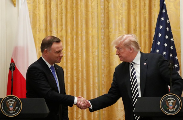 Ba Lan sẵn sàng chi hàng tỉ USD để xây pháo đài Trump - Ảnh 1.