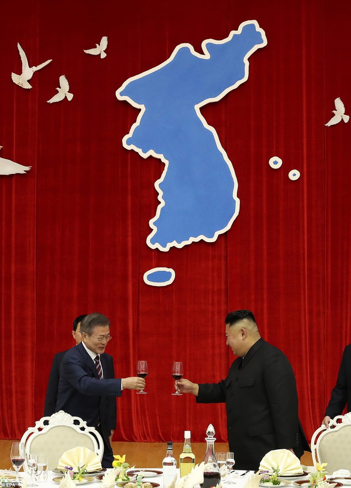 Lãnh đạo Hàn - Triều nâng ly trong bữa tiệc thịnh soạn - Ảnh 5.