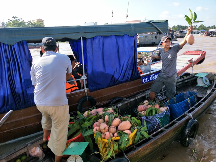 Lễ 2-9, chợ nổi Cái Răng, Làng Du lịch Mỹ Khánh chật kín người - Ảnh 13.