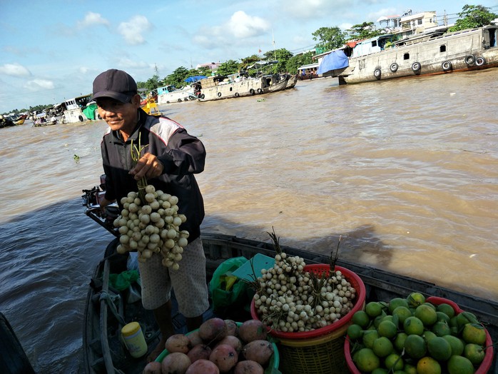 Lễ 2-9, chợ nổi Cái Răng, Làng Du lịch Mỹ Khánh chật kín người - Ảnh 12.