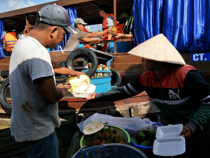 Lễ 2-9, chợ nổi Cái Răng, Làng Du lịch Mỹ Khánh chật kín người - Ảnh 16.