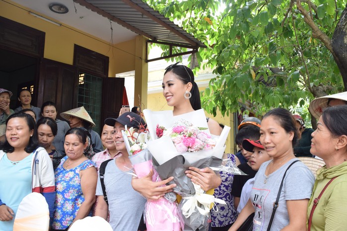 Hàng trăm người dân Hội An chào đón hoa hậu Trần Tiểu Vy - Ảnh 8.