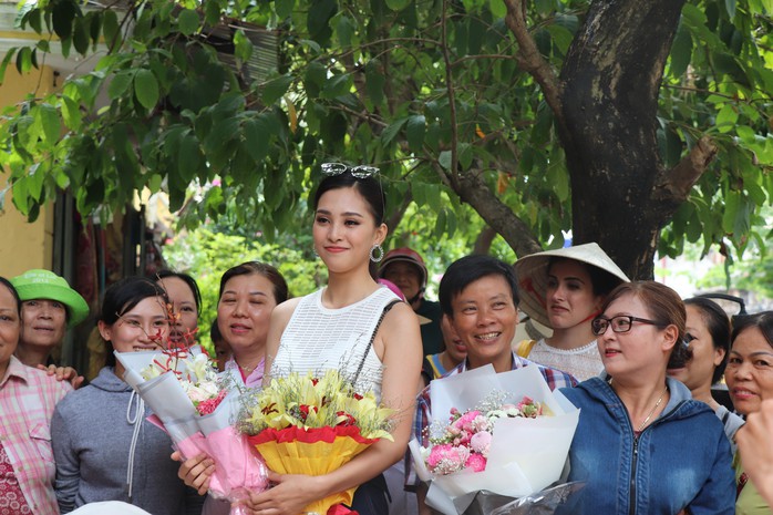 Hàng trăm người dân Hội An chào đón hoa hậu Trần Tiểu Vy - Ảnh 10.