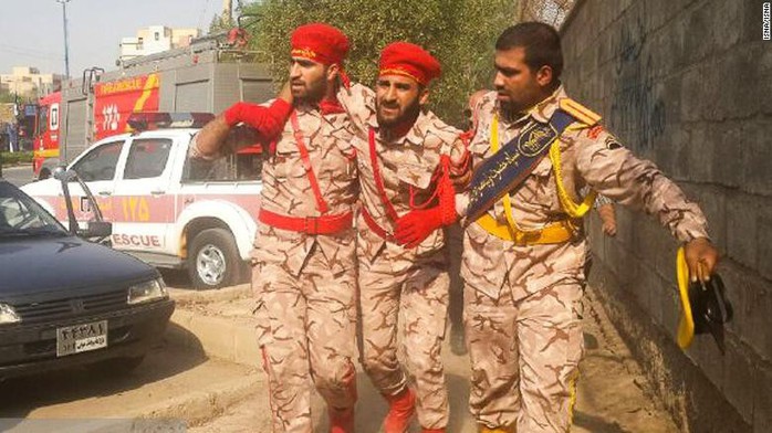 Iran: Xả súng đẫm máu tại lễ diễu binh - Ảnh 2.