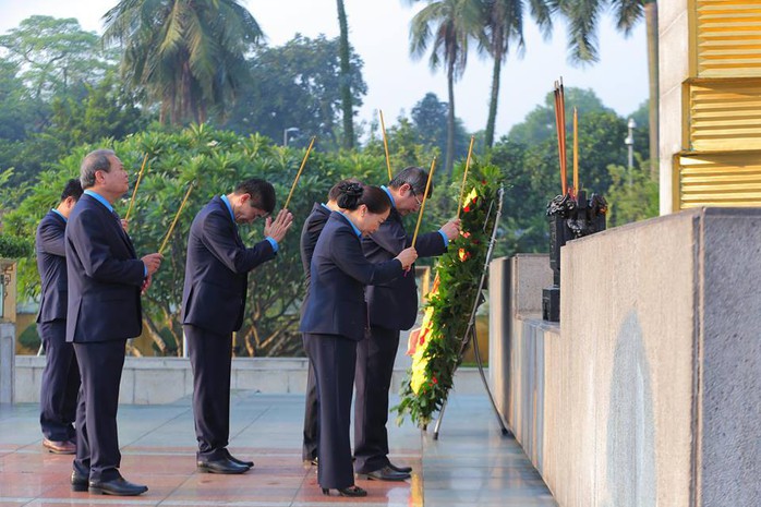 Chùm ảnh đại biểu dự Đại hội XII Công đoàn Việt Nam viếng Lăng Chủ tịch Hồ Chí Minh - Ảnh 4.