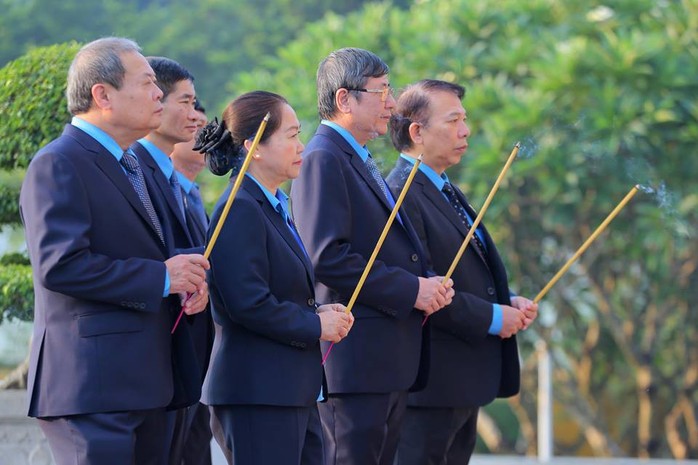 Chùm ảnh đại biểu dự Đại hội XII Công đoàn Việt Nam viếng Lăng Chủ tịch Hồ Chí Minh - Ảnh 3.