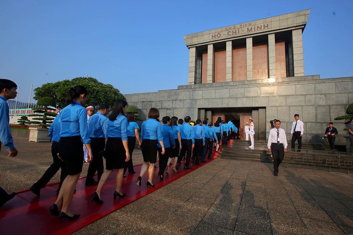 Chùm ảnh đại biểu dự Đại hội XII Công đoàn Việt Nam viếng Lăng Chủ tịch Hồ Chí Minh - Ảnh 8.