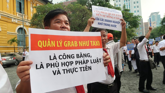 Hàng trăm tài xế Vinasun đến tòa phản đối Grab - Ảnh 3.