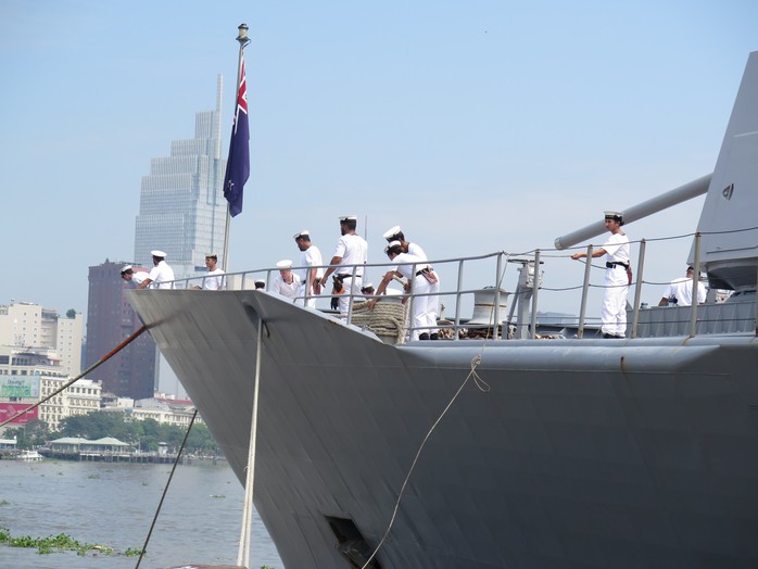 Nữ thuyền trưởng chỉ huy tàu Hải quân New Zealand cập cảng Sài Gòn - Ảnh 2.