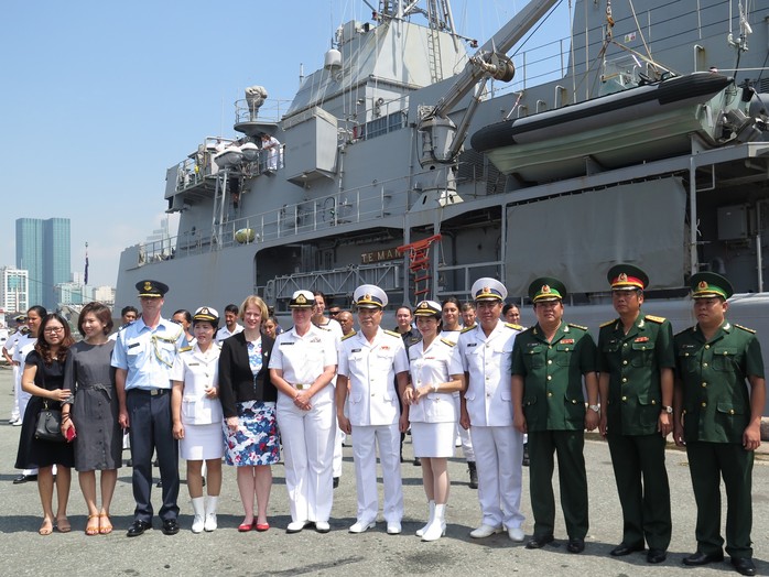 Nữ thuyền trưởng chỉ huy tàu Hải quân New Zealand cập cảng Sài Gòn - Ảnh 7.