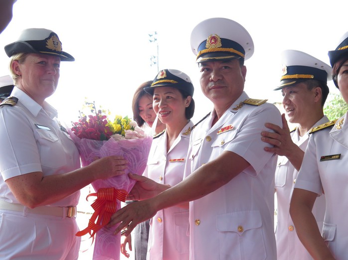 Nữ thuyền trưởng chỉ huy tàu Hải quân New Zealand cập cảng Sài Gòn - Ảnh 5.
