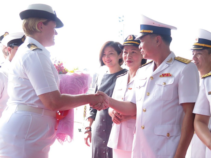 Nữ thuyền trưởng chỉ huy tàu Hải quân New Zealand cập cảng Sài Gòn - Ảnh 1.