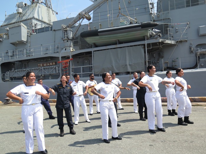 Nữ thuyền trưởng chỉ huy tàu Hải quân New Zealand cập cảng Sài Gòn - Ảnh 8.