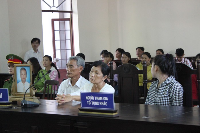 Choàng vai không có gì là quá đáng, nguyên trung úy công an đi tù - Ảnh 2.