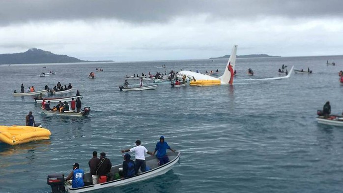 Máy bay rơi xuống biển, tàu cao tốc ùa ra cứu toàn bộ khách - Ảnh 3.